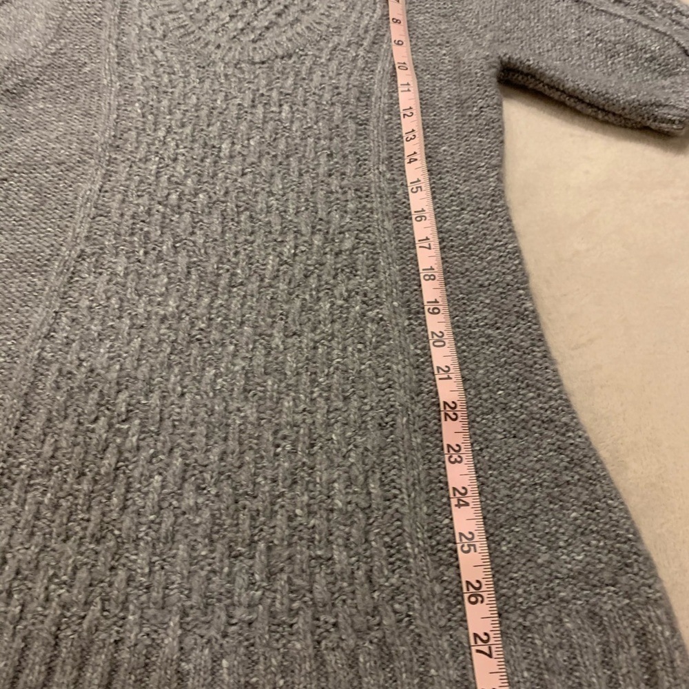 Form Flattering Short Sleeved Sweater - Picture 9 of 15